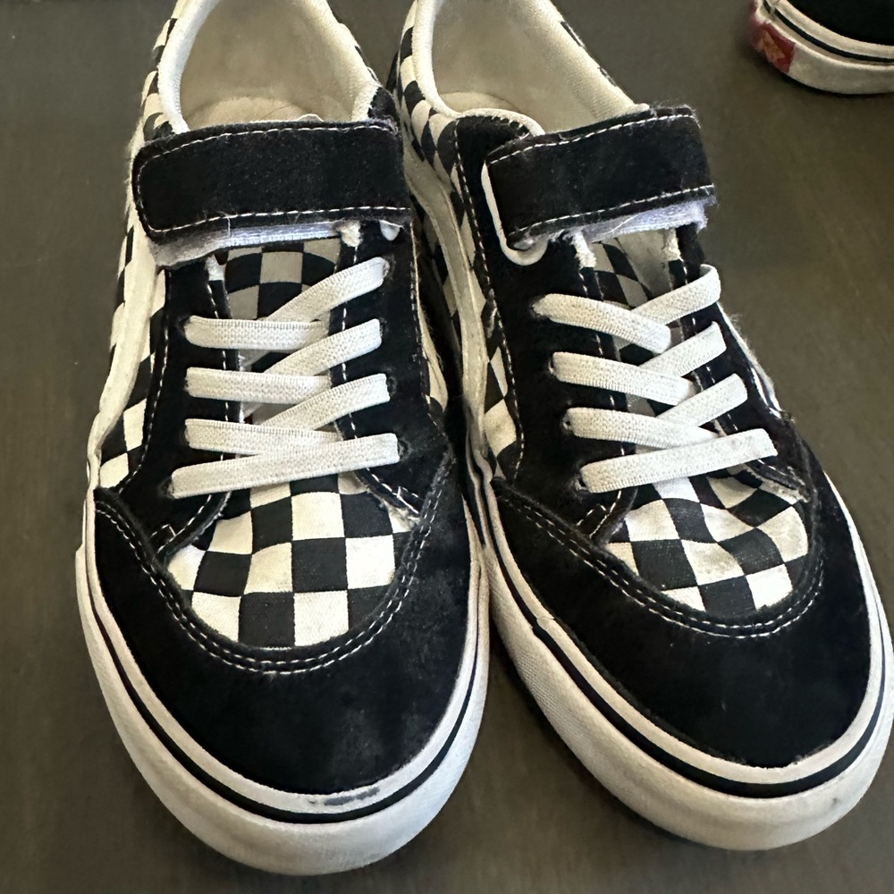 Boys sz 2.5. Elastic laces and Velcro strap